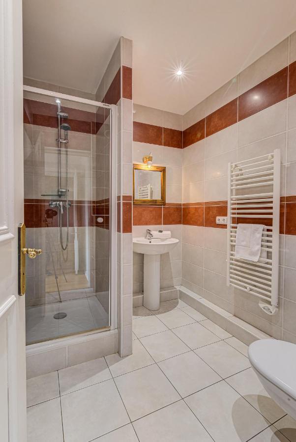 Apartment President - Alpes Travel - Central Chamonix - Sleeps 12 ภายนอก รูปภาพ